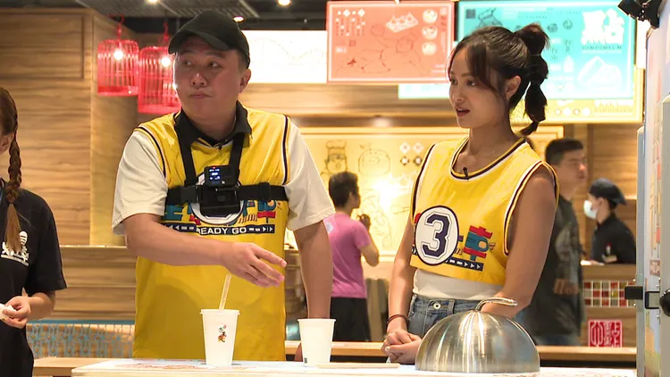 搭檔趙正平（左）壓力大，芳芸最擔心被罵。台視提供