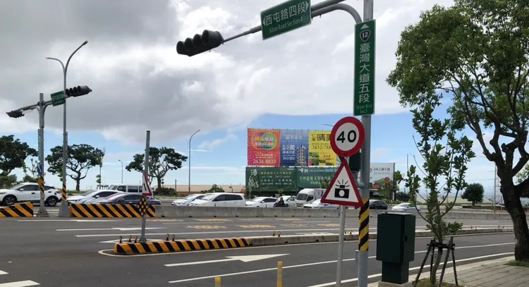 警方表示，該測照地點有依規定在前方約155公尺設置「警52」標誌，提醒駕駛人前有測速照相。民眾提供