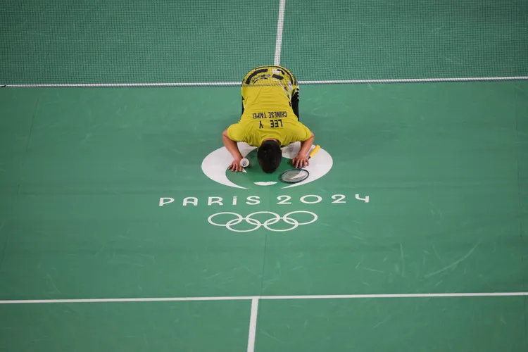 李洋奪金後親吻球場，告別奧運。美聯社