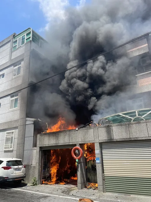 花莲民宅大火 车库窜出猛烈火舌女屋主遭呛伤