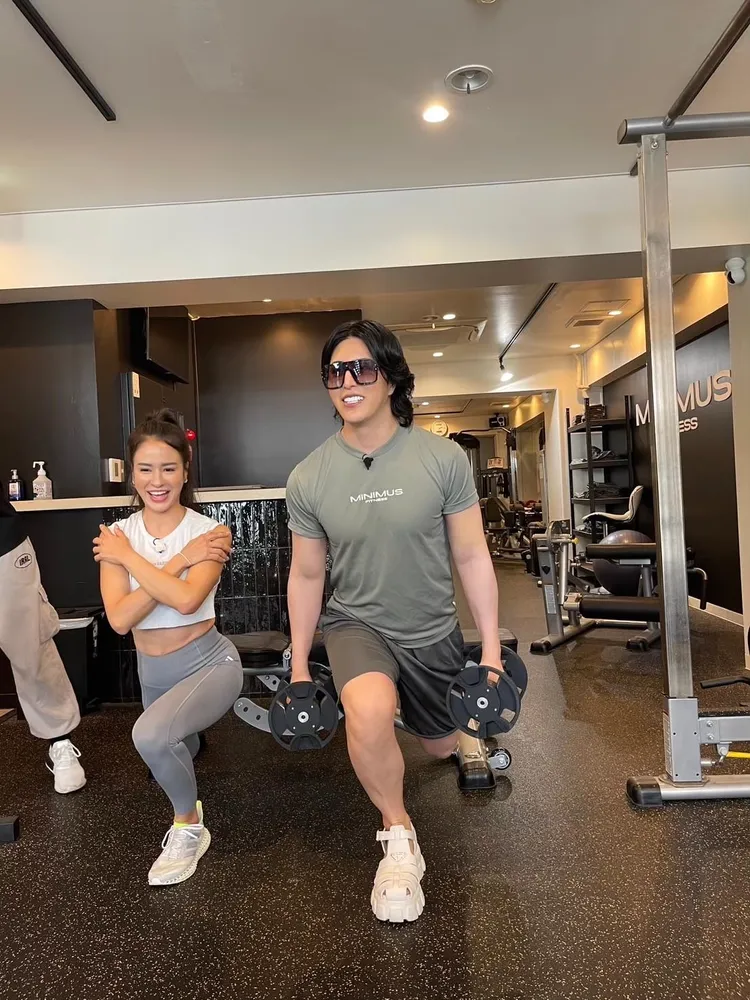 雷艾美（左）與羅蘭一起健身。三立提供