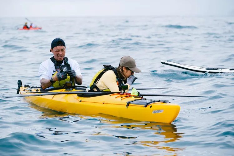 海上模擬時，瑞瑪席丹（左）因浪大搖晃而出現嘔吐暈船狀況，右為郭泓志。三立提供