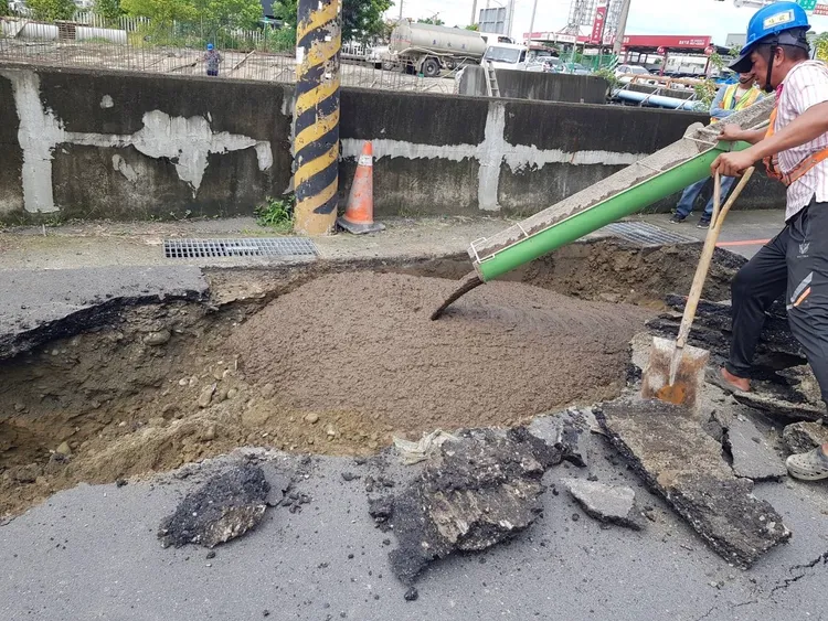 南市府水利局緊急請廠商回填路面，並調查坑洞塌陷原因。民眾提供