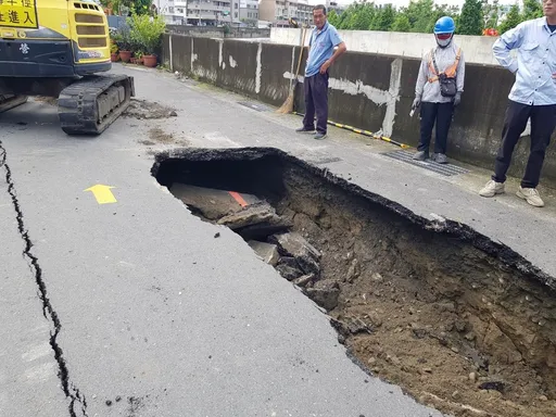 台南雨势不停 安南区路面塌陷又现「天坑」 水利局回填补路调查原因