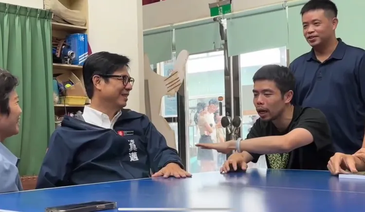 莊智淵解釋「皮蛋豆腐哏」，說當時是叫高承睿「打這邊、打那邊」。高雄市政府提供