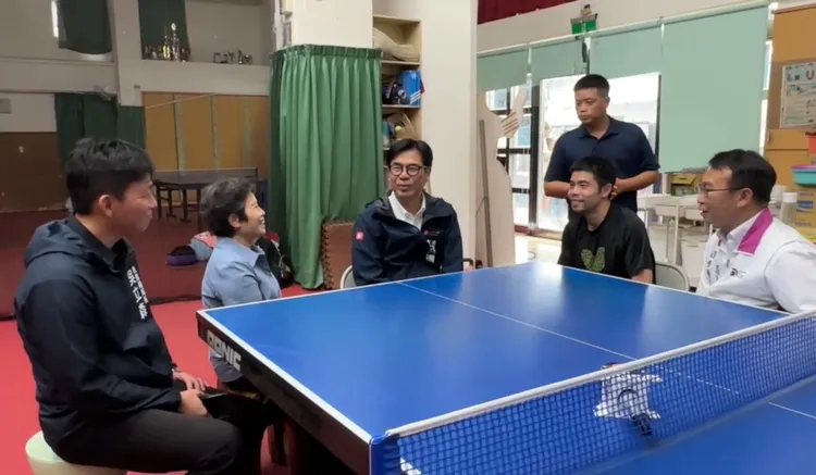 高雄市長陳其邁下午與「桌球教父」莊智淵相見歡，聊天寒暄外也表示會支持他的下一步。高雄市政府提供