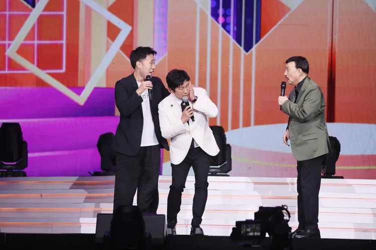 余天不愧是綜藝大哥大，就連胡瓜、黃西田、歐漢聲也被他掌巴掌襲擊。高流提供