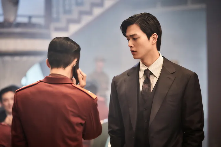 宋江（右）客串具教煥的舊愛，有段曖昧不明的基情。車庫娛樂提供