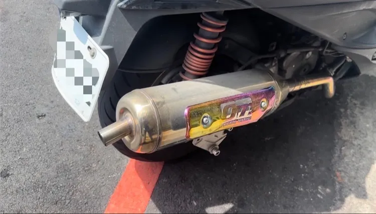 謝男改裝排氣管炸街被警方攔下，因無照駕駛、酒駕拒測付出慘痛代價。民眾提供