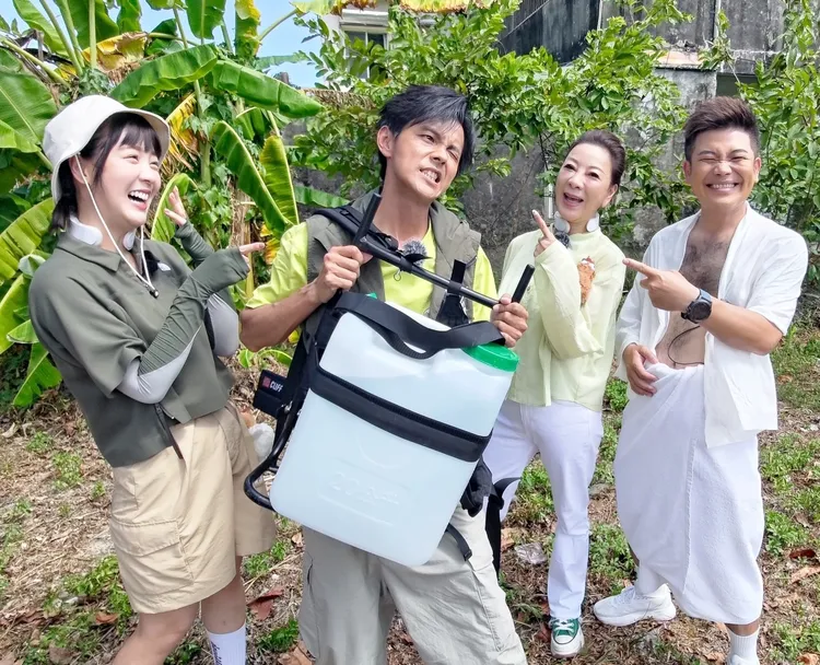 阿翔（左二）辛苦揹水下山。民視提供