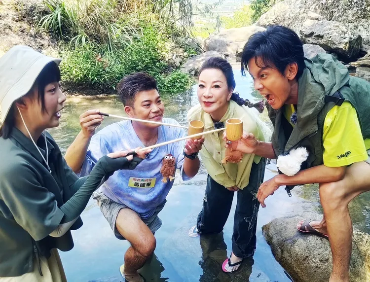 眾人舀了一瓢水給身型精瘦的阿翔（右一）喝。民視提供