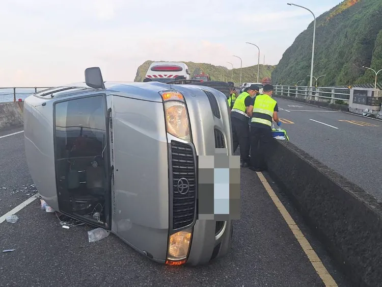小客車上4人送醫。消防局提供
