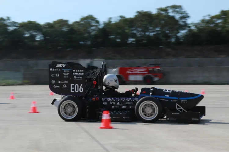 清大賽車工廠由國立清華大學不同科系學生組成，征戰世界最大工程設計競賽「學生方程式賽車競賽（Formula Student）」，在2022年拿下世界綜合排名21名，位居亞洲第3。業者提供