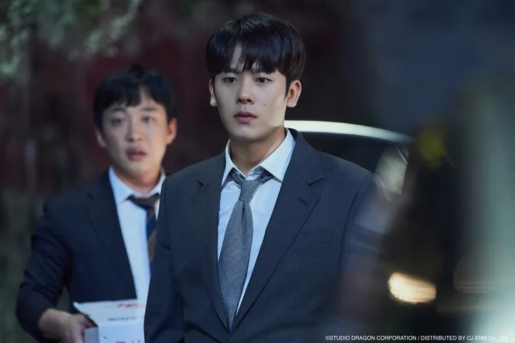 李正河（右）私下不像劇中輕易相信別人。Hami Video提供