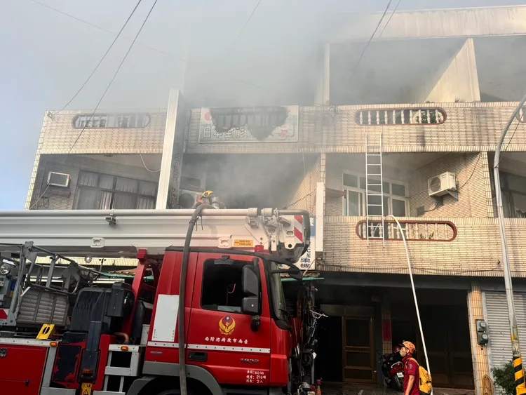 台南市六甲區一處透天厝凌晨發生火警，造成陳姓夫妻及3名孩子不幸葬身火窟。記者莊曜聰攝影