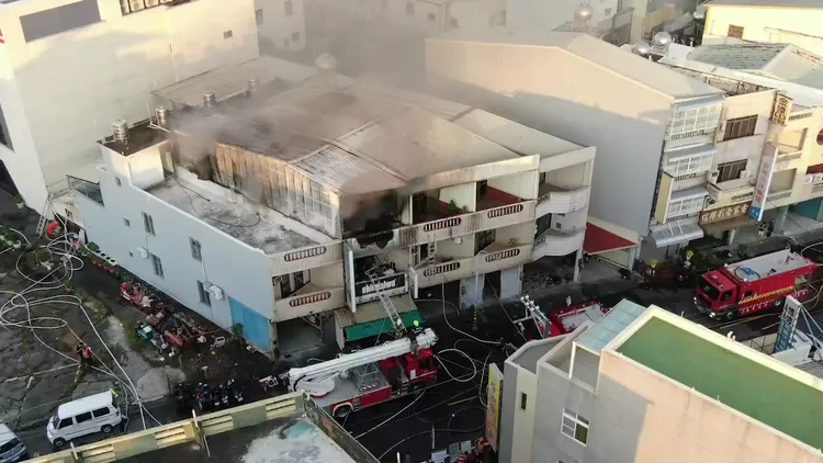 現場為2樓半透天厝，3樓處蓋起鐵皮屋當洗衣、曬衣的空間。讀者提供