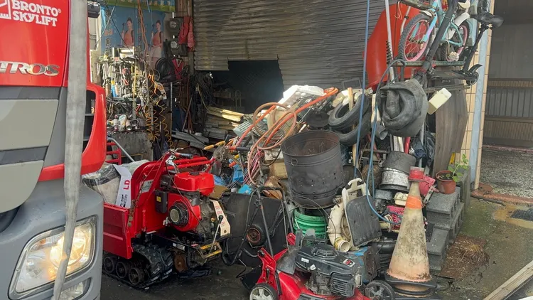 1 樓堆放不少機具與雜物。莊曜聰攝