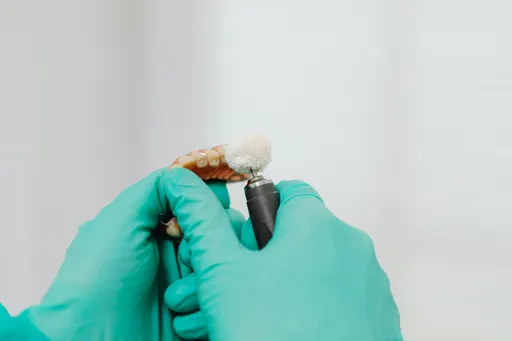 银发族注意 假牙清洁不当恐引发健康危机
