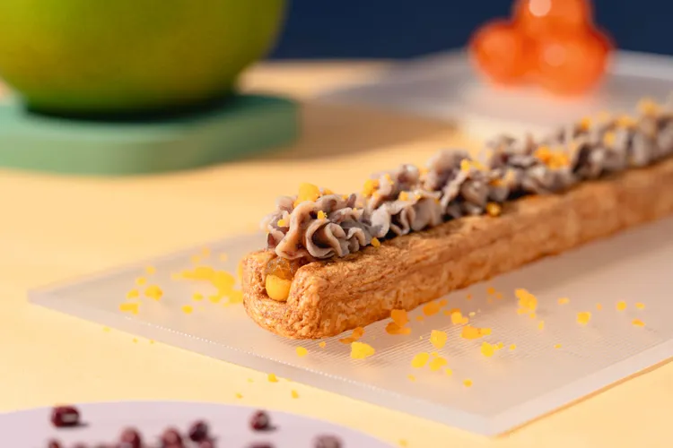 Smille柚子蛋黃蜜樂酥以紅豆奶餡重新詮釋蛋黃酥，再加入柚子醬，撒上鹹蛋黃碎粒，清爽夠味。業者提供