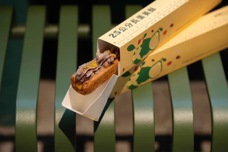 柚子蛋黃蜜樂酥限定包裝用清爽的中秋黃點綴應景元素，也將25公分產品特色所代表的好寓意放上。業者提供