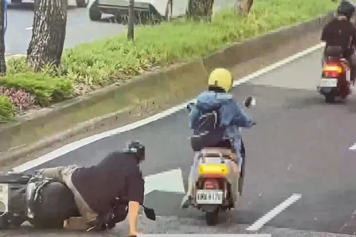 警用三角錐出現路中間！　「擺放原因」很暖心卻害騎士慘摔