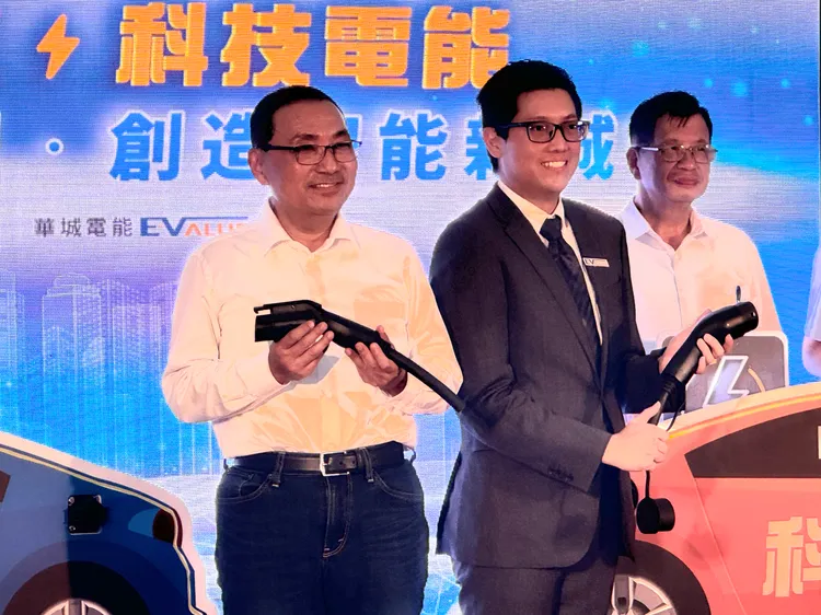 新北市長侯友宜（左）與華城電能執行長許逸晟（右）。呂承哲攝