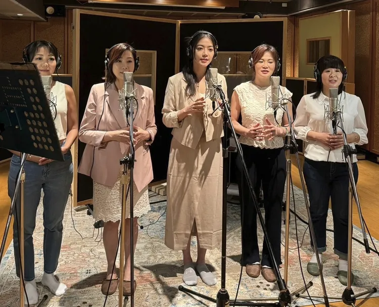 兩位美女主播與台語歌手麗蓉（絨）、王皖佳等專業歌手，連袂錄2首佛曲。翻攝畫面