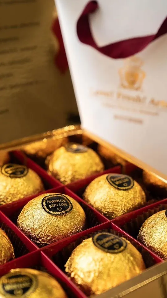 東京巴黎甜點「金莎菠蘿蛋黃酥」8月底前9入禮盒 原價858元、預購價799元，限量1500組。業者提供
