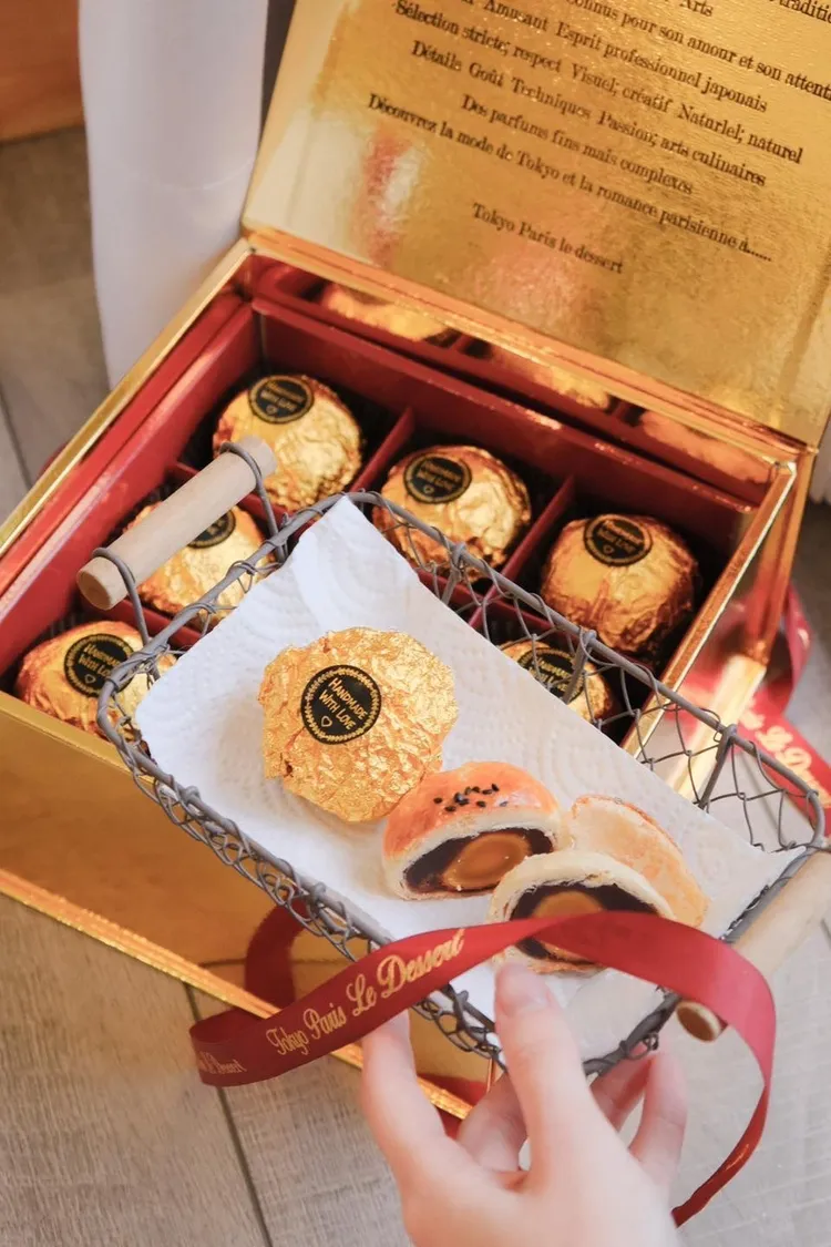 東京巴黎甜點「金莎菠蘿蛋黃酥」優選台式食材、12道傳統工序、西點深厚功力融合而成。業者提供