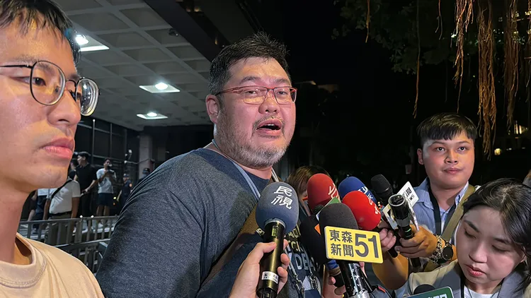 網紅「四叉貓」劉宇席在北檢外接受訪問。資料照