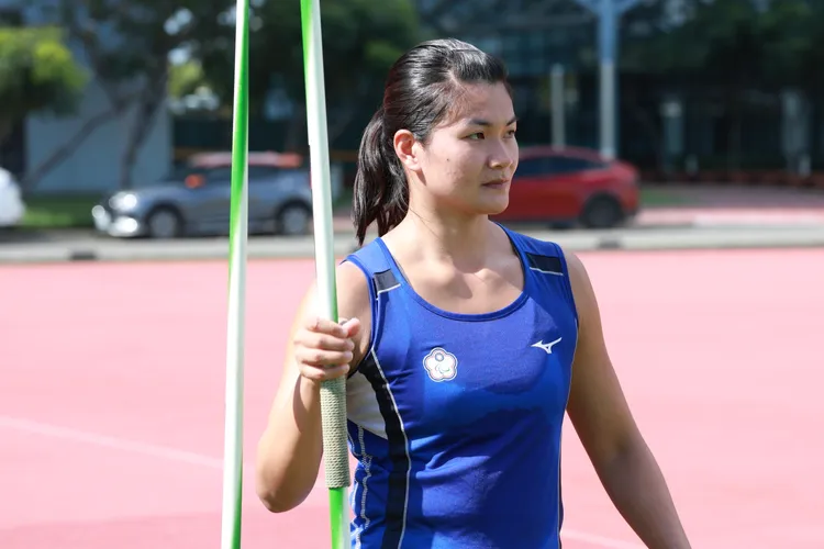 劉雅婷連2屆帕運擔任掌旗官。   體育署提供