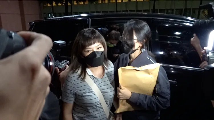 調查局昨晚7時30分許將證人、時樂與尼奧2公司負責人戴利玲移送北檢複訊。張欽攝影