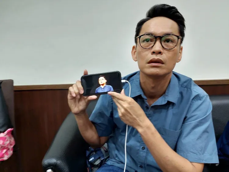 黃鐙輝手上拿的是徐自強的照片。黃鐙輝提供