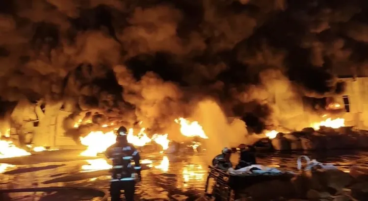 台南市歸仁區某企業倉庫22日晚上發生大火，全面燃燒，消防人員趕往灌救。台南市消防局提供