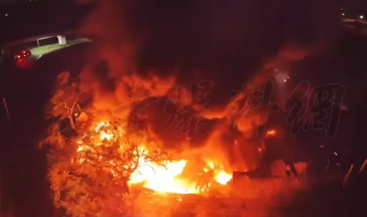 台南300坪塑膠工廠大火，「全廠陷火海」空拍畫面曝光。翻攝記者爆料網