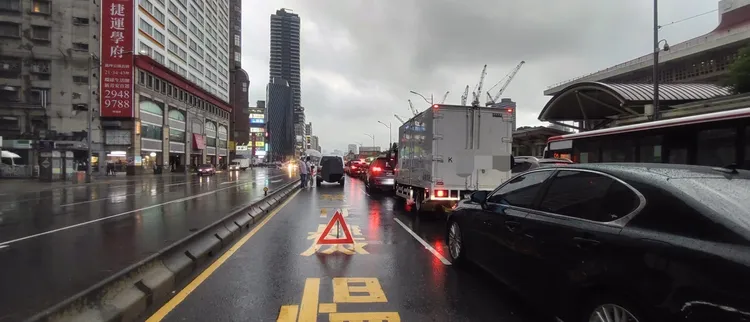 男子在故障車後方放起三角錐示警。警方提供