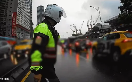 下班時間卻在北車旁「刁車」造成大回堵 警用一法寶救援排除狀況