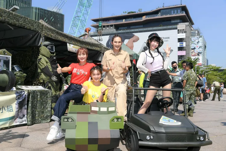 宜芳（左起）、張文綺、錢薇娟、筠熹現身為新節目造勢。三立提供