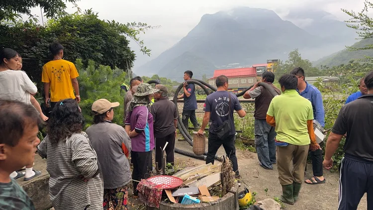 男童友人趕緊回部落求援，大人趕到無奈池水太深，消防人員到場穿上潛水衣救人。民眾提供