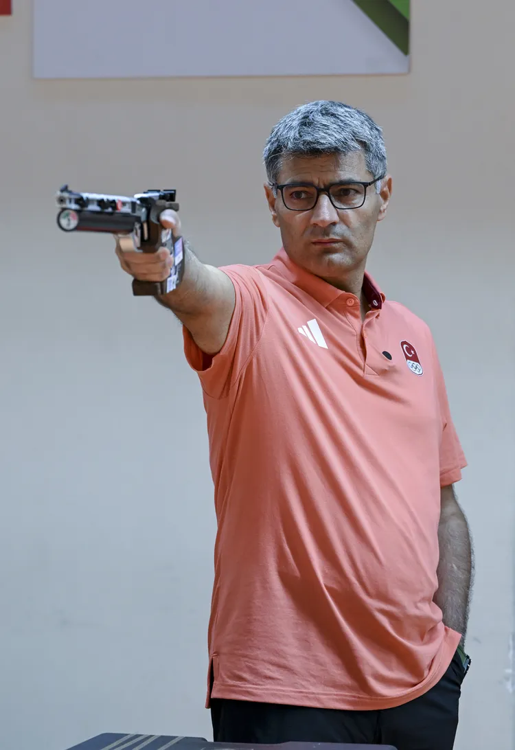 狄凱奇最近返回土耳其安卡拉，受訪時重現奪牌英姿。路透