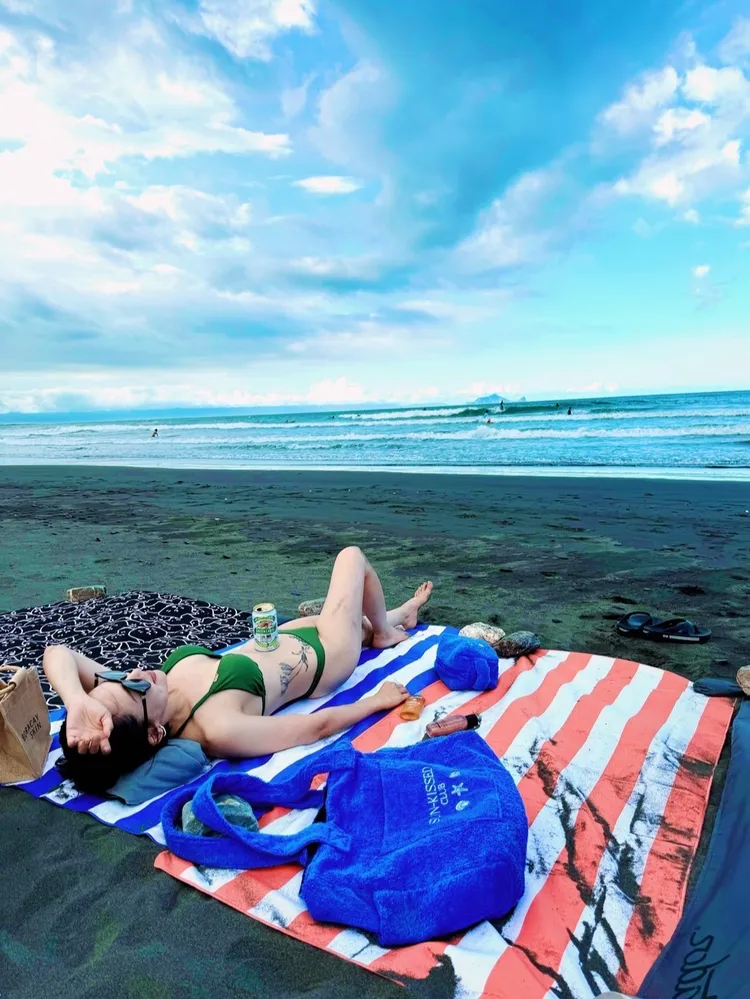 吳婉君沙灘拚曬黑。民視提供