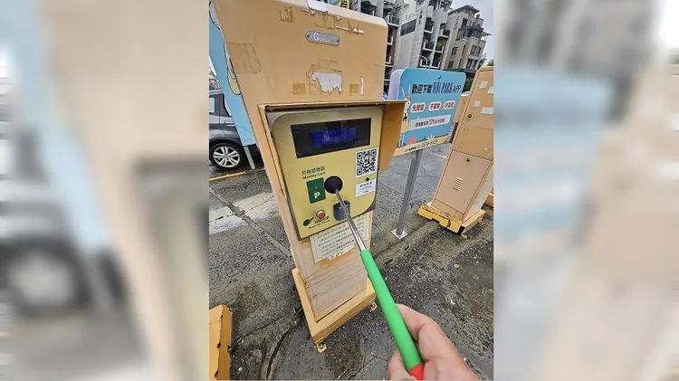 民眾用吸馬桶神器悠遊卡富費出入停車場，有伸縮感因此不用下車。翻攝自臉書社團「爆廢1公社」