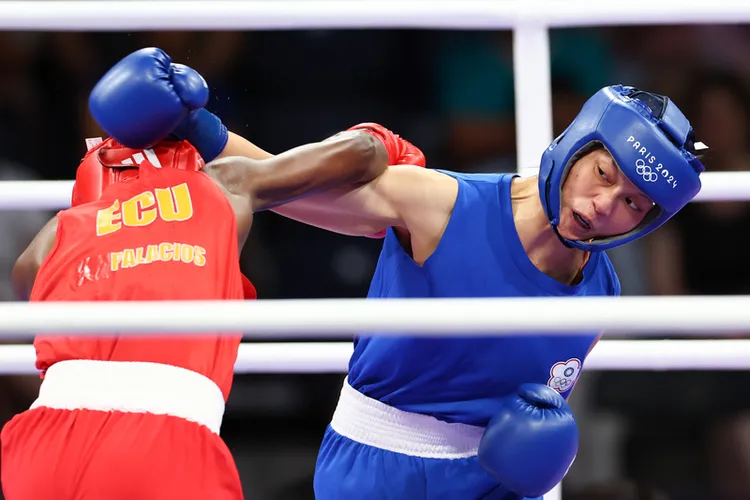 吳詩儀（右）擊敗厄瓜多選手帕拉修斯（左），成功晉級四強。中央社