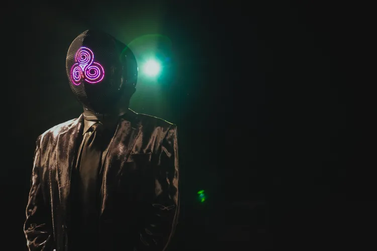 《無路可走：輪盤賭》由面具男轉輪盤，公布攻擊目標及懸賞獎金。Disney+提供