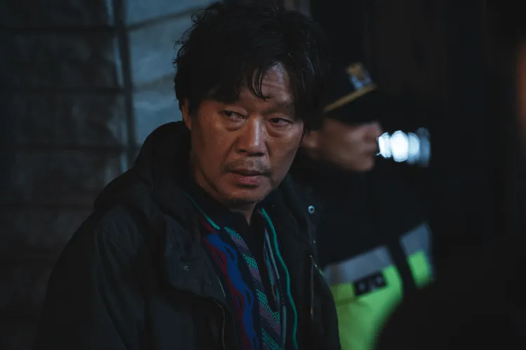 劉宰明飾演罪大惡極的性侵犯，是輪盤遊戲點名的第2名目標。Disney+提供