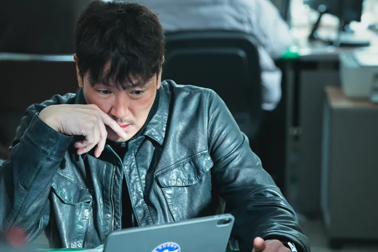 趙震雄飾演的警察面臨破產，鋌而走險將證物獎金占為己由。Disney+提供