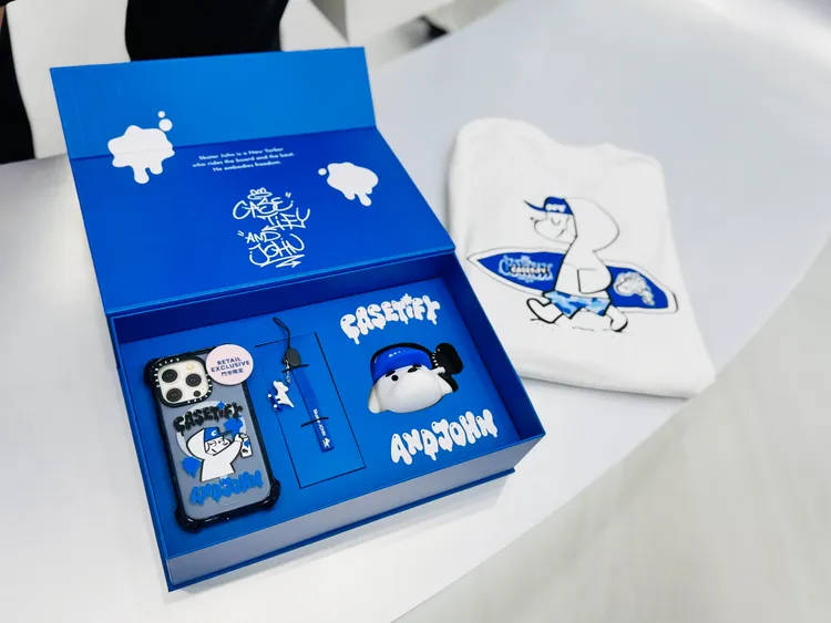 CASETiFY推出Skater JOHN限量獨家禮盒，內含「Skater JOHN聯名手機殼」、「Skater JOHN聯名AirPods 保護殼」、「Skater JOHN手機吊飾」及「Skater JOHN聯名T恤」，僅限開幕當天於CASETiFY STUDiO台中勤美誠品綠園道獨家販售，數量有限，售完為止。趙筱文 攝。
