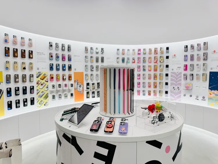 CASETiFY第五間品牌概念店CASETiFY STUDiO維持一慣的明亮寬敞設計空間，與全系列特色周邊產品。趙筱文 攝。