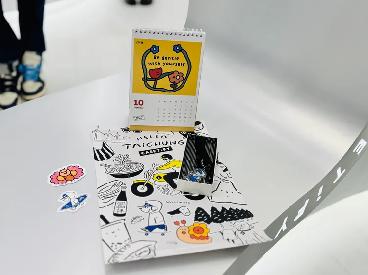 滿2,500元可獲得2025年台灣限定CASETiFY藝術家月曆。趙筱文 攝。