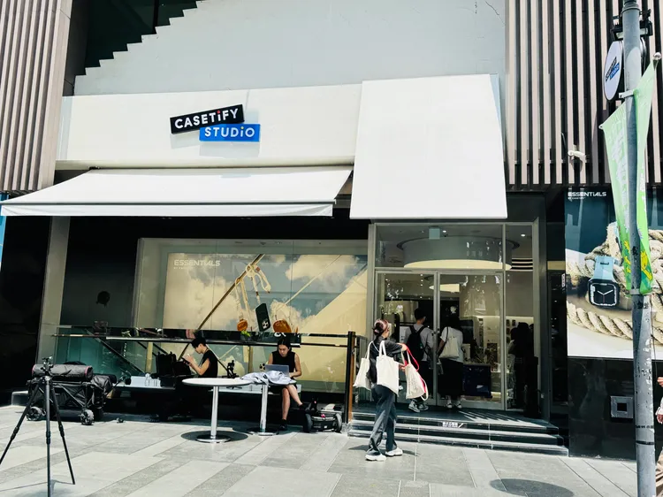 台中勤美誠品綠園道CASETiFY STUDiO也是全台首間街邊店。趙筱文 攝。